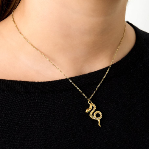 Goudkleurige ketting van roestvrij staal met een statement slangenhanger ingelegd met zirkonia's - gedragen om de hals