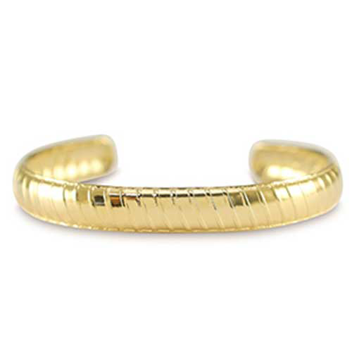 Middelgrote goudkleurige RVS bangle met diagonale streepstructuur -minimalistisch ontwerp, geschikt voor casual en zakelijke outfits.