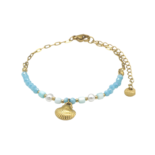 Zomerse armband met lichtblauwe kralen, parels en goudkleurige schelpbedel – Sea Breeze design