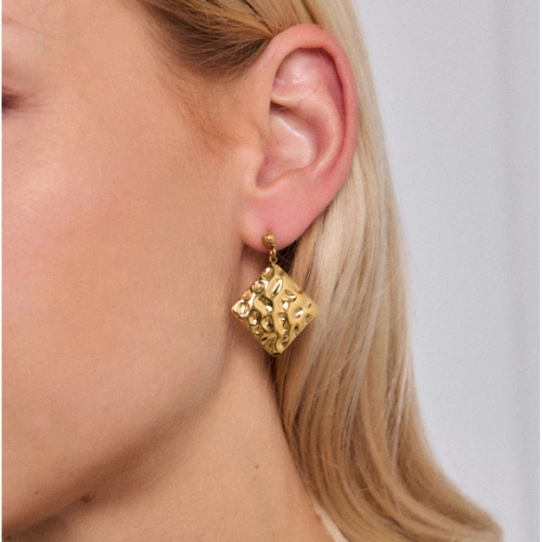 Hangende oorknopjes met grote ruit - stijlvolle damesoorbellen - gedragen in het oor