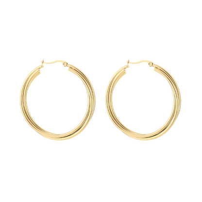Goudkleurige Serena Hoops oorbellen met gelaagd design – elegante oorringen voor dagelijks en feestelijk gebruik, weergegeven op witte achtergrond