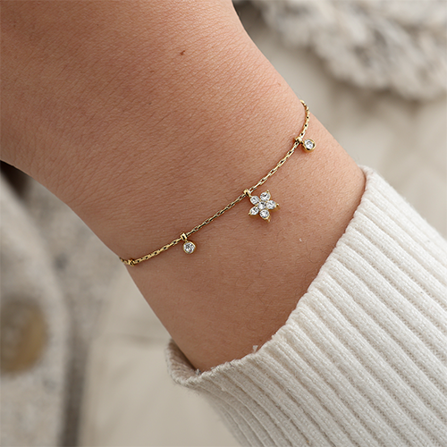 Goudkleurige armband met glinsterende bloemvormige zirkonia hanger – shiny flower armband van roestvrijstaal