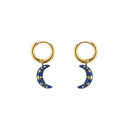 Stijlvolle maanoorbellen met blauwe emaille en gouden details in de vorm van sterren en planeten, perfect voor een speelse look.