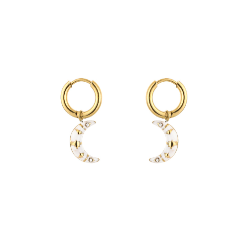 Goudkleurige oorringen met witte maanhangers, versierd met gouden sterren en strass steentjes – elegante en speelse oorbellen.
