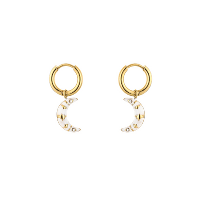 Goudkleurige oorringen met witte maanhangers, versierd met gouden sterren en strass steentjes – elegante en speelse oorbellen.