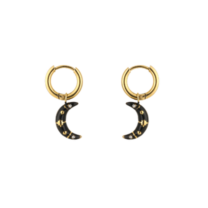 Goudkleurige oorringen met zwarte maanhangers, versierd met gouden sterren en glinsterende steentjes – elegante en mysterieuze oorbellen.