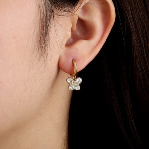Stijlvolle zirkonia vlinder oorbellen in het oor gedragen - ideaal voor dagelijks gebruik of feestelijke gelegenheden
