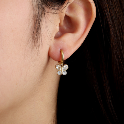 Stijlvolle zirkonia vlinder oorbellen in het oor gedragen - ideaal voor dagelijks gebruik of feestelijke gelegenheden