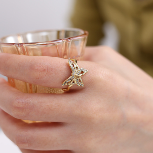 Goudkleurige Vlinder Ring ingelegd met zirkonia steentjes, gedragen om de vinger -  stijlvolle RVS ring in vlindervorm