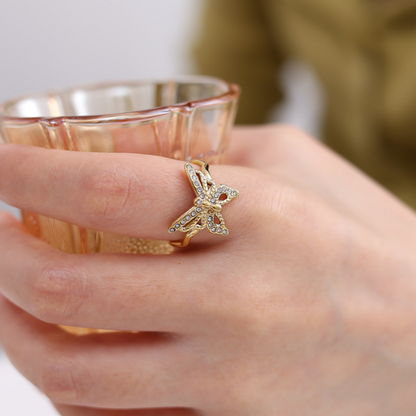 Goudkleurige Vlinder Ring ingelegd met zirkonia steentjes, gedragen om de vinger -  stijlvolle RVS ring in vlindervorm