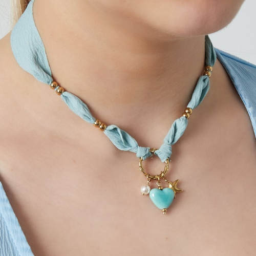 Sienna Ketting met turquoise stoffen band - statement stenen hartje - gedragen om de hals 