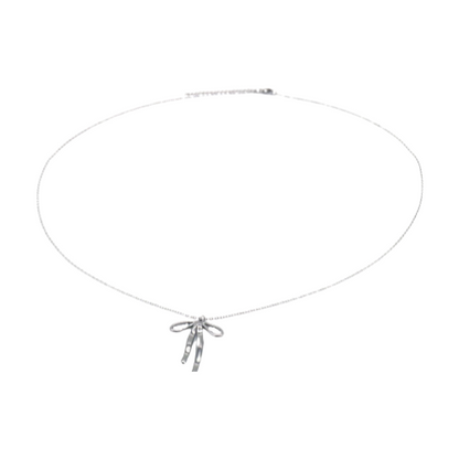 Zilverkleurige Silky Knot ketting van 70 cm met sierlijke knoophanger – minimalistische roestvrijstalen ketting voor een elegante look.