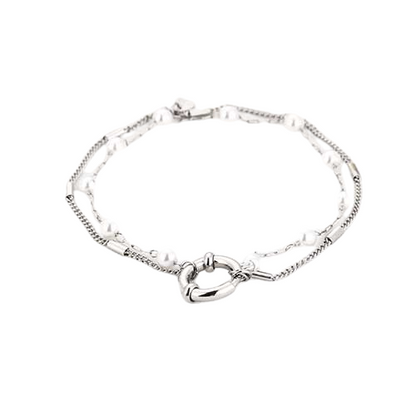 Liggende zilverkleurige roestvrijstalen tweelaagse armband met parels en sluitring – stoer en minimalistisch design.
