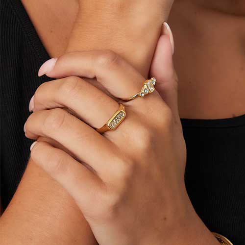 Gouden roestvrijstalen ring met diverse verschillende kristallen – kleine, elegante ring om mee te combineren.