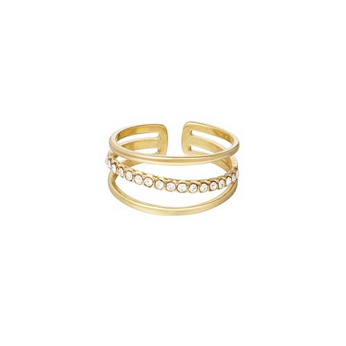 Luxe drie-laagse goudkleurige RVS ring met diagonale middelste band bezet met witte crystal steentjes, elegant ontwerp.