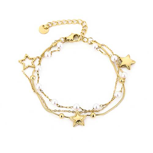 Goudkleurige RVS drielaagse armband met sterrenbedels en parels – elegant en kosmisch geïnspireerd ontwerp.