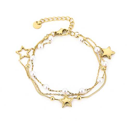 Goudkleurige RVS drielaagse armband met sterrenbedels en parels – elegant en kosmisch geïnspireerd ontwerp.