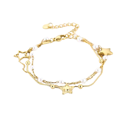Goudkleurige roestvrijstalen drielaagse armband met sterrenbedels en parels – elegant en kosmisch geïnspireerd ontwerp.