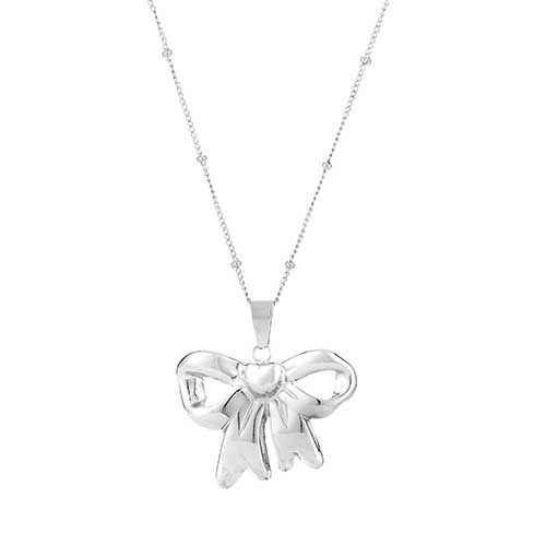 Minimalistische zilverkleurige RVS ketting met grote strik hanger – elegant en tijdloos ontwerp.