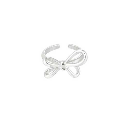 Zilverkleurige RVS ring met speelse strik – minimalistisch ontwerp.