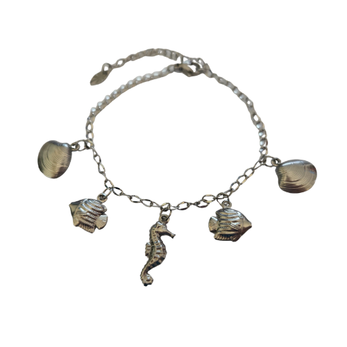Liggende foto van de summer vibes armband - gemaakt van stainless steel - versierd met bedels van een zeepaardje, schelpjes en tropische visjes