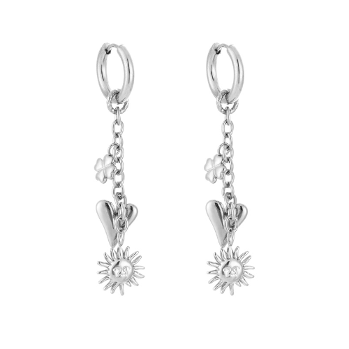 Zilverkleurige Sunnyheart oorbellen met hangende zon-, hart- en bloembedels – symbolische statement oorbellen van roestvrij staal.