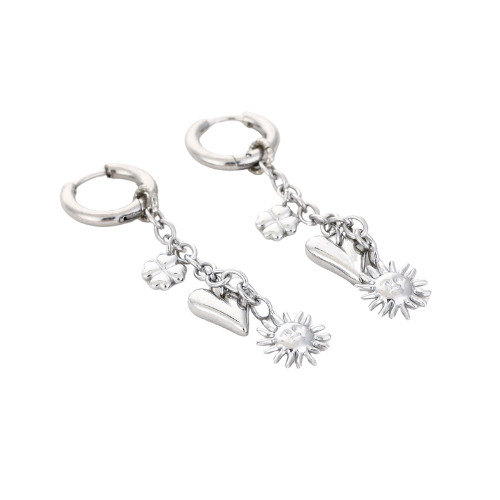 Set zilverkleurige Sunnyheart oorbellen liggend weergegeven – speelse sieraden met zonnestraal, hart en bloem in glanzende afwerking.