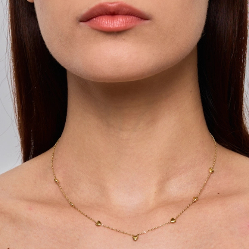 Minimalistische hartjes ketting gedragen om de hals