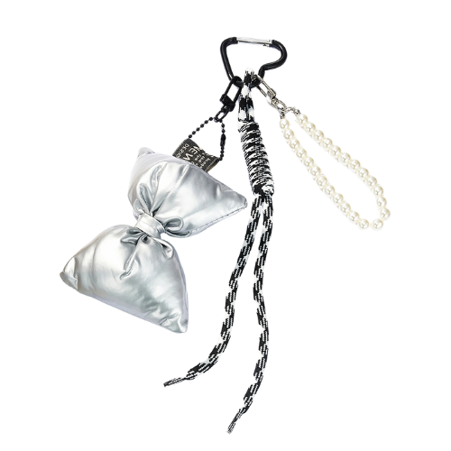 Winterachtige bagcharm met grote zilveren strik en parels - winterse versiering voor je tas