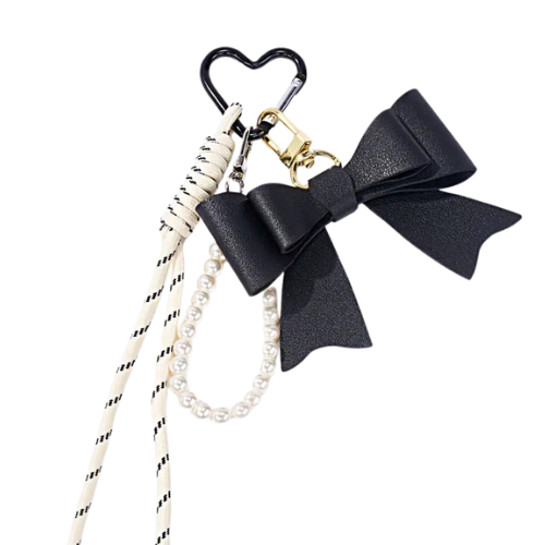 Winterse bagcharm met grote zwarte strik en parelkoord - versiering voor aan je tas