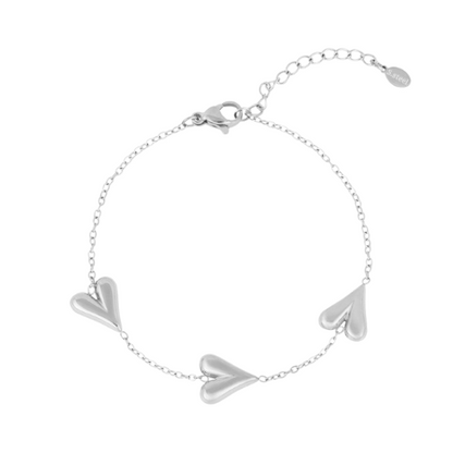 Zilverkleurige armband met drie hartjes – Trio of Love damesarmband van roestvrij staal