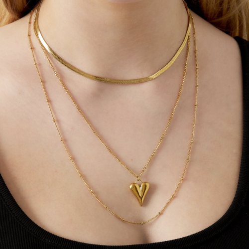 Goudkleurige Triple Love ketting met drie lagen schakels en een hartvormige hanger voor een romantische en elegante uitstraling - van roestvrijstaal