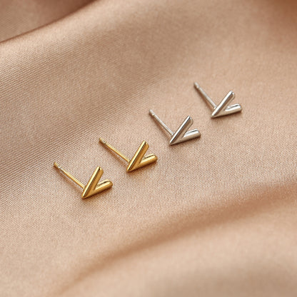 Goud- en zilverkleurige V Studs met V-vorm voor een moderne en stijlvolle look - makkelijk te combineren met andere oorbellen