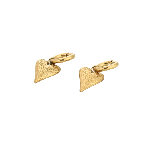 Set goudkleurige Wildheart oorbellen liggend weergegeven – unieke hartvormige sieraden met speels textuurpatroon.