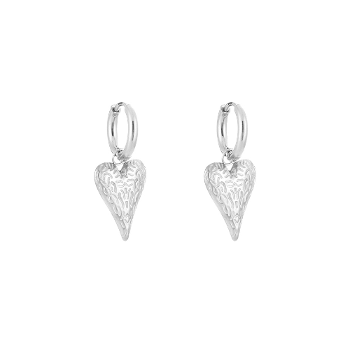 Zilverkleurige Wildheart oorbellen met langwerpige hartvorm en organisch reliëf – opvallende roestvrijstalen statement oorbellen met speelse textuur.