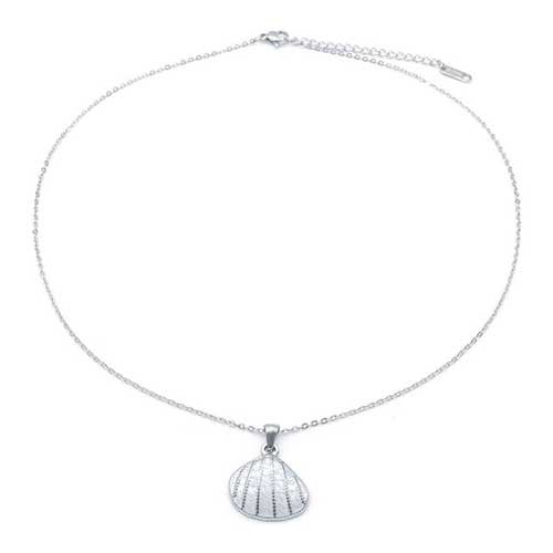 Zilverkleurige RVS ketting met middelgrote glimmende zilveren schelpbedel aan hanger – subtiel sieraad met maritiem thema.